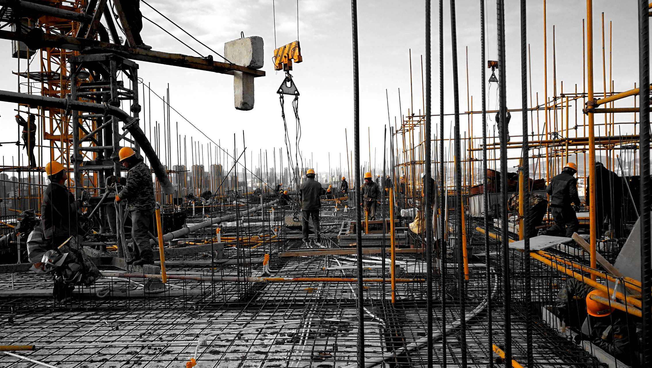 39℃户外搬砖对比居家游戏搬砖，你认为哪个更符合当代的中年人。